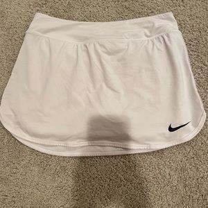 White Nike GOLF skirt !! worn a handful of times but no signs of wear or stains!